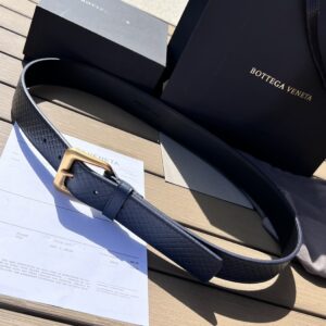 Burberry solid color texture pin buckle